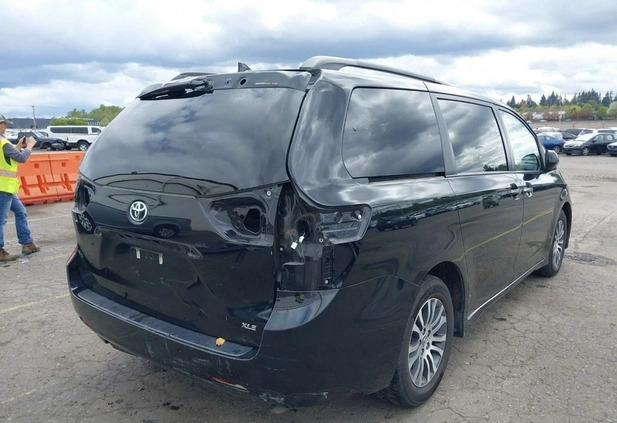 Toyota Sienna cena 58000 przebieg: 78185, rok produkcji 2019 z Choroszcz małe 92